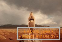 Фотографира во пустината со моделот Хана Киркли