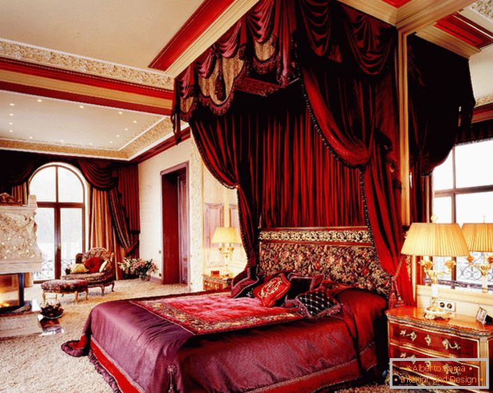 Масивната светла црвена крошна совршено се вклопува во целокупната слика за внатрешноста. Интересна комбинација на крошна над креветот и завеси.