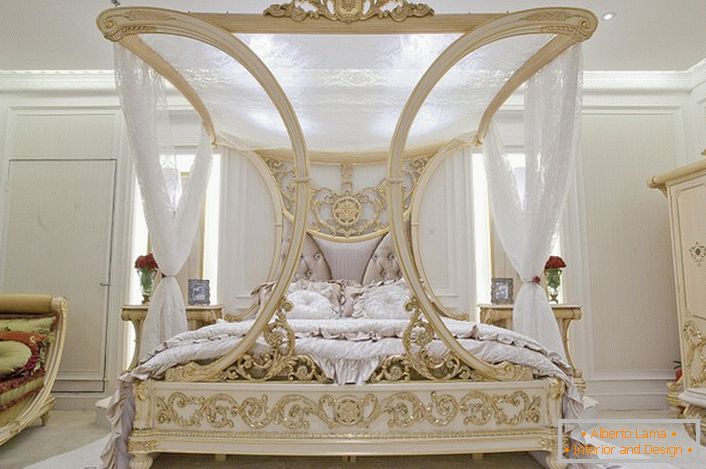 Луксузен крошна во спалната соба во барокен стил. Одличен дизајн проект за семејна спална соба.