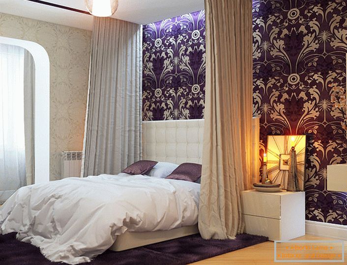 Baldahin, монтиран во таванот, совршено комбиниран со строг кревет во стилот на Арт Нову.