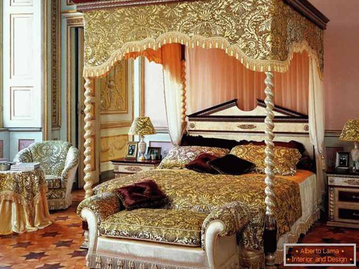 Елегантен просторна спална соба со крошна над креветот.
