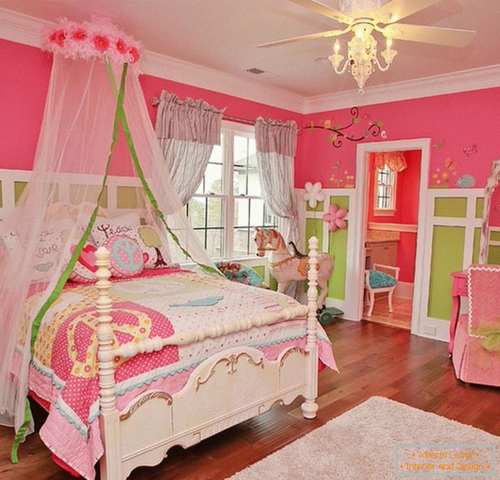 Светла, чудесна спална соба за бебе.
