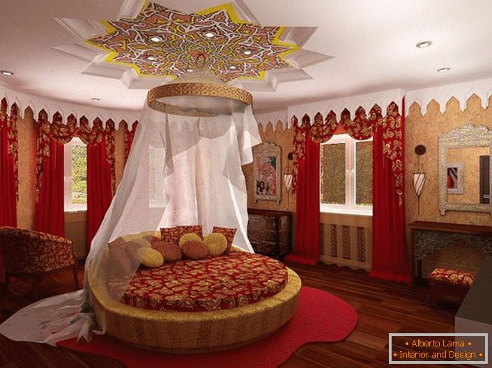 Во центарот на композицијата е кружен кревет под крошна. Вниманието го привлекува таванот, кој е интересно украсен над креветот.