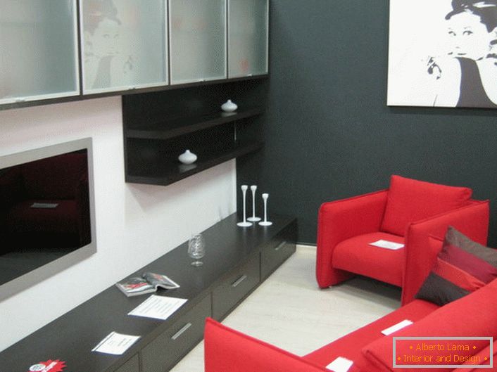 Класичен мебел за оригиналната дневна соба - лаконски форми на тапациран мебел (модерна црвена боја) и виси кабинети со матирано стакло. 