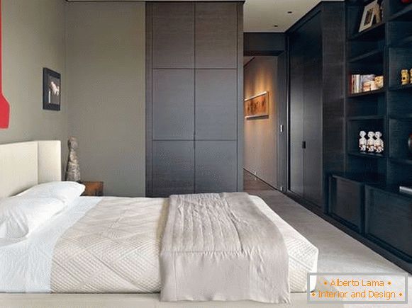 Стилски дизајн на спална соба со гардероба со вграден мебел