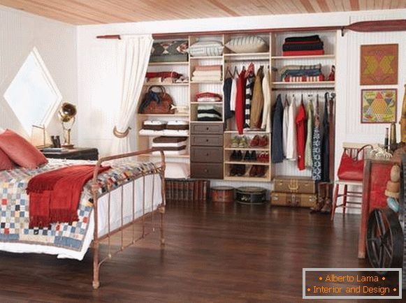 Мала гардероба во спалната соба - слика на соблекувалната