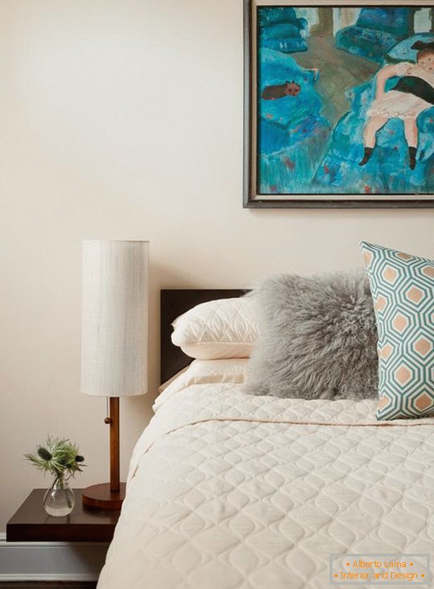Спална соба во пастелни бои и необичен модел во тиркизна боја