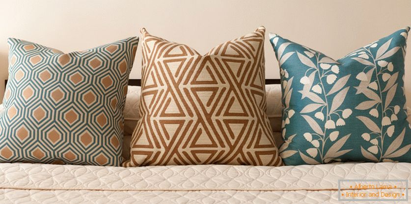 Декоративни перници на креветот во пастелни-тиркизни тонови