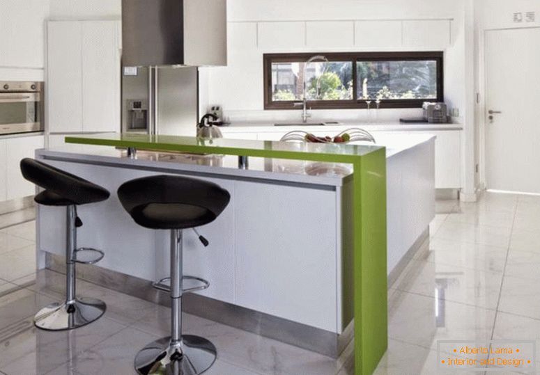 убаво-бела кујна-бар-сет-со-декоративни-црни-столици-исто така-зелена-бар-маса-акцент-инспирација