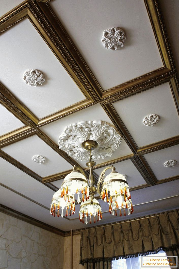 Колаж од штуко - една од најпопуларните украси на таваните на собата, украсена во стил на империја, барокна или арт-деко.