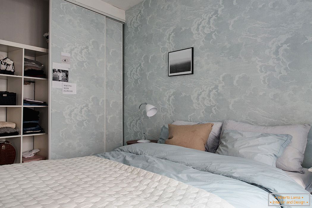 Внатрешноста на спалната соба во бели и сини тонови