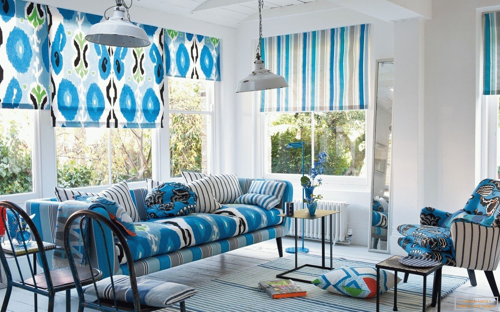 Завеси и мебел со сини нијанси