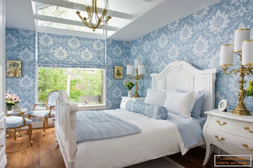Светла спална соба со завеси и сини ѕидови
