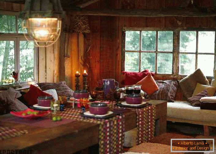 Многу перници, шарени чаршафи на табелите ќе помогнат да се создаде пријатно место во дневната соба во земјата.