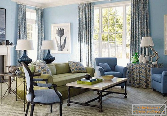 Интересно печатење на перници, завеси и чаршафи го дефинира стилот на француската земја. Собата е украсена во нежна крема и сина боја.