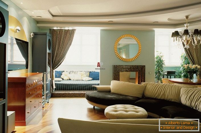 Декор во дневната соба во стилот на италијанската земја е интересен паркет за подот. Природниот слој хармонично ги комбинира лесните и темните елементи.