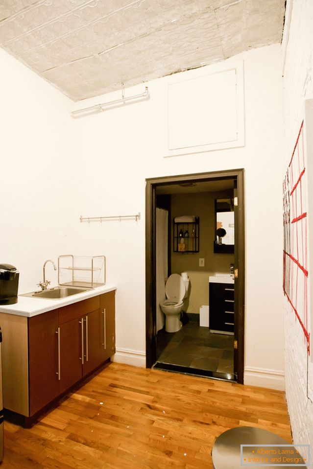 Кујна и бања на стилски стан во Бруклин