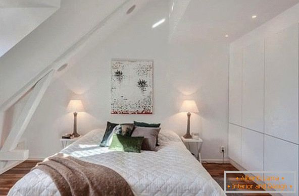 Внатрешност на една мала таванска спална соба в белом цвете