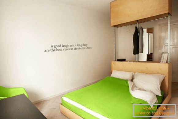 Внатрешност на спалната соба со светло зелени акценти