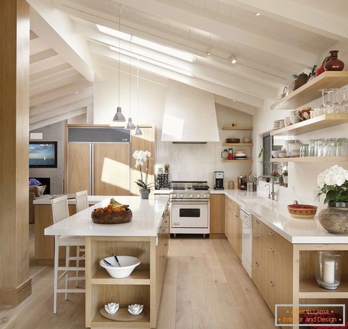 Кујната на таванот е организирана во согласност со барањата на скандинавскиот стил. Невообичаен аранжман со прозорци одличен пристап до дневна светлина. 