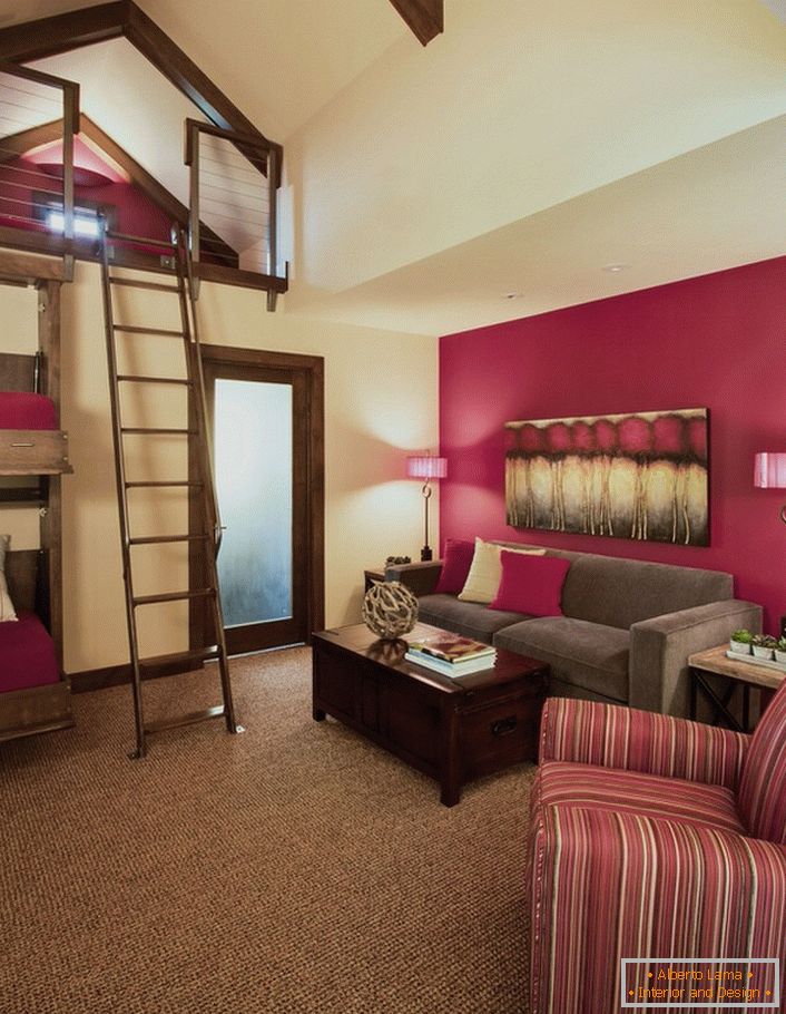 Интересен дизајн на спална соба во рустикален стил. Најзначајните детали за ентериерот може да се наречат двокатна дрвена постела и лежај, што може да се стигне со дрвена скала. Стилската соба прави темно виолетова боја, која не може да се нарече популарна, ако станува збор за рурална земја.
