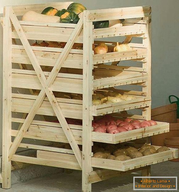 Дрвена полица за складирање на зеленчук во оставата, чајната кујна