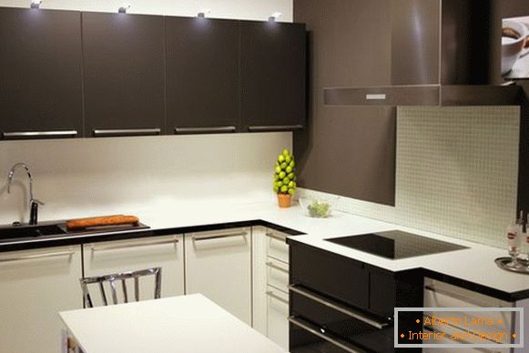 Внатрешен агол црно-бела кујна