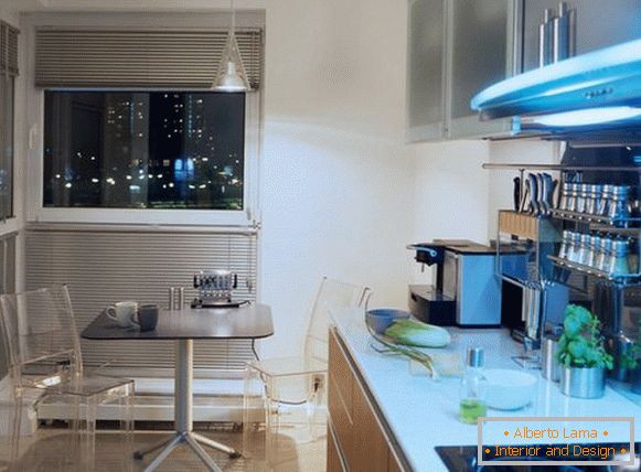 Кујна ентериер со транспарентен мебел