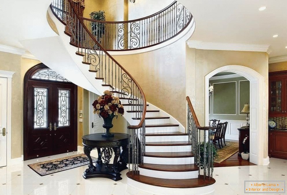 Спирални скалила од салата на приватна куќа