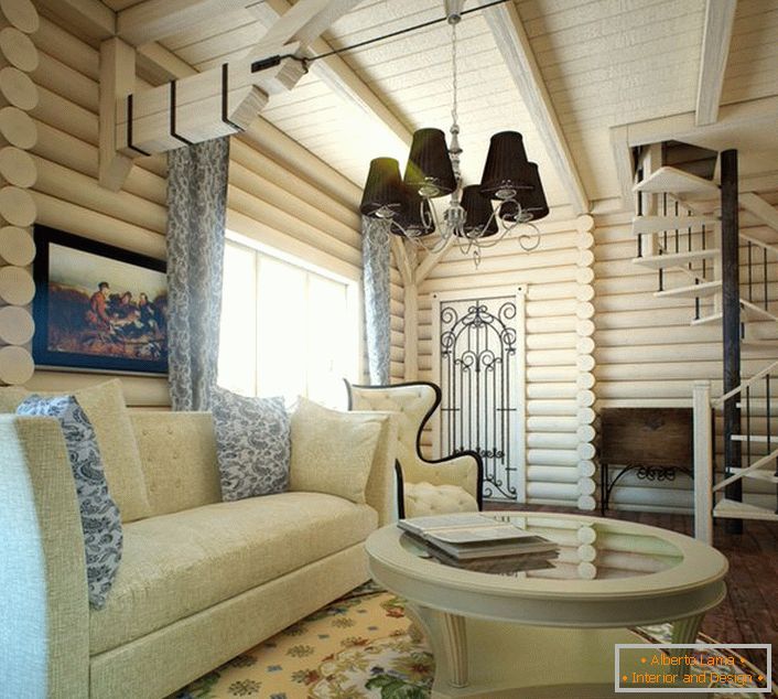 Гостинската соба во модерен рустикален стил е украсена со тепих со цветен модел и слика со тематска слика. 