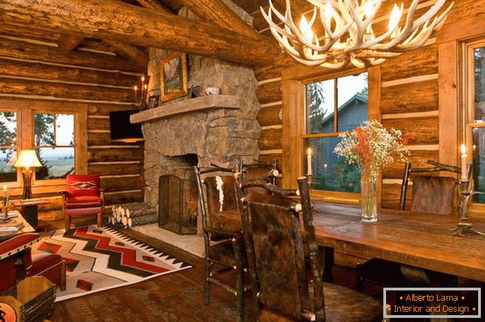Стилскиот дизајн на ловниот дом во рустикален стил создава атмосфера на удобност во домот.