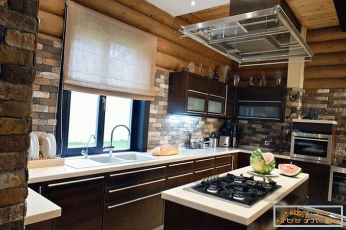 Финишот направен од цигли изгледа органски на позадината на дрвената рамка. Ексклузивната комбинација со модерен мебел и апарати е поволно решение за украсување на кујната во селска куќа.