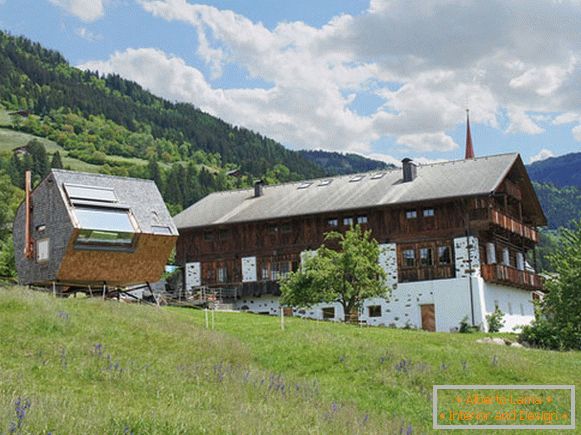Изглед на малата куќа Ufogel во Австрија