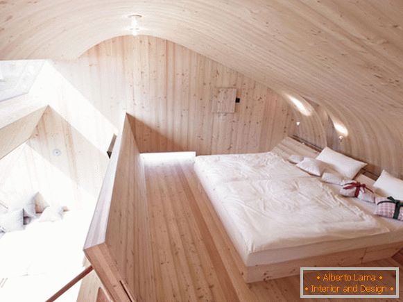 Внатрешноста на спалната соба на малата куќа Ufogel во Австрија