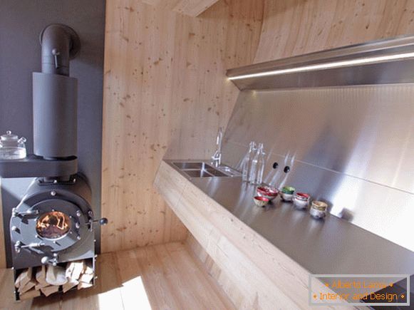 Внатрешноста на кујната на малата куќа Ufogel во Австрија