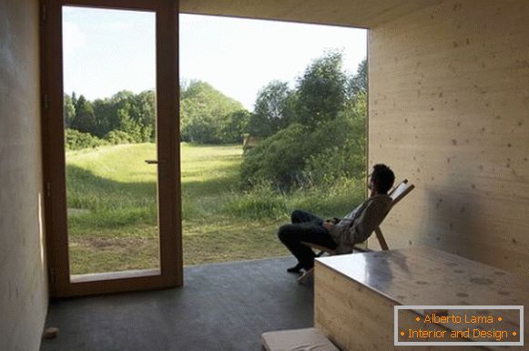 Внатрешноста на еколошка мала куќа во Франција