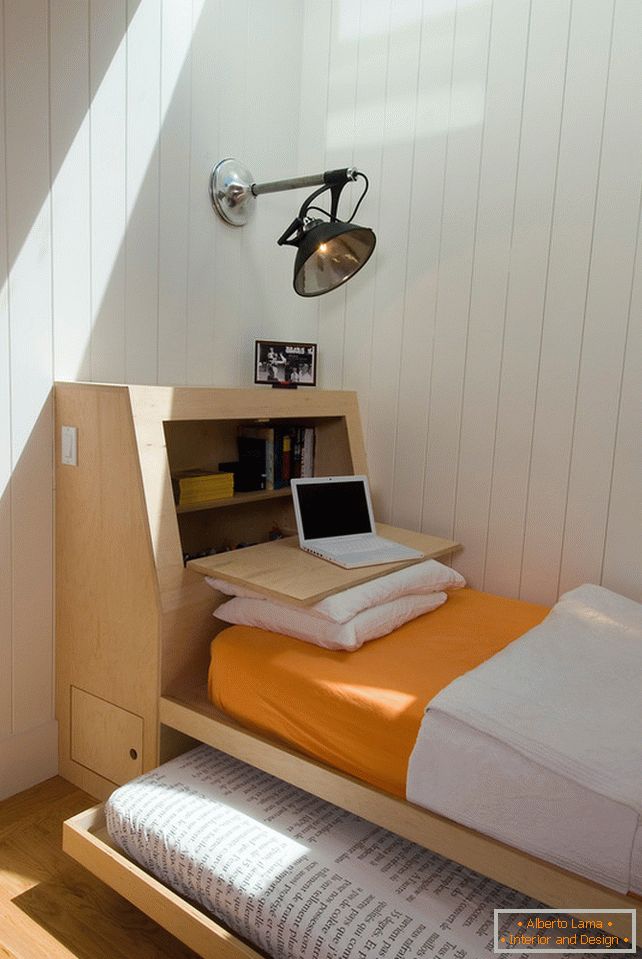 Лизгачки кревет во внатрешноста на мала спална соба