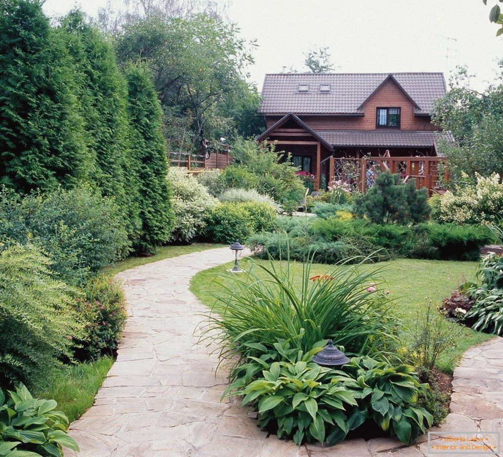 Мала градина во дворот
