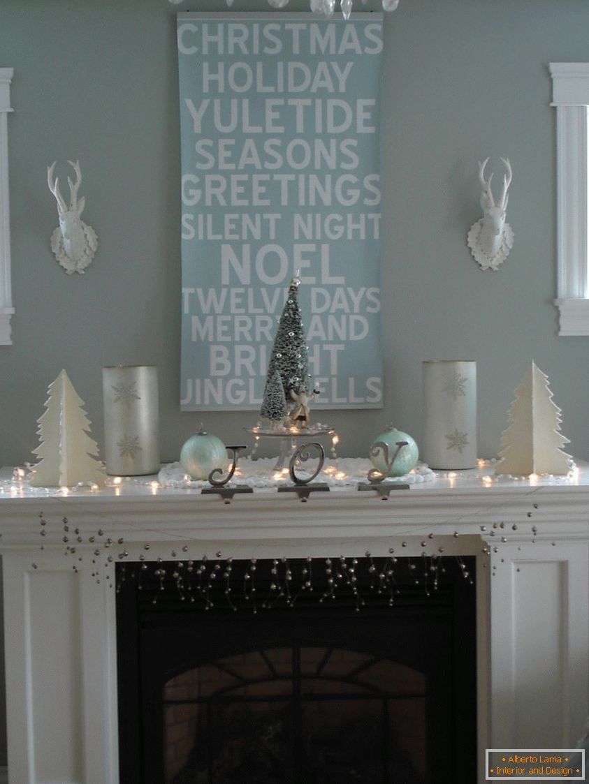 Бели и сини бои во дизајнот на дневната соба за новата година