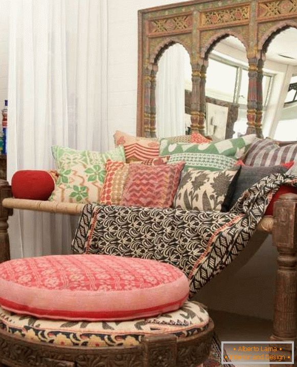 Реал мебел од Индија - кревет со штанд под нозете
