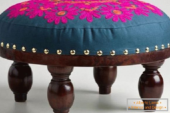 Мебел во ориентален стил - индиски потпирач за нозе