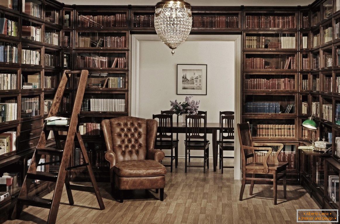 Домашна библиотека со дрвени шкафове