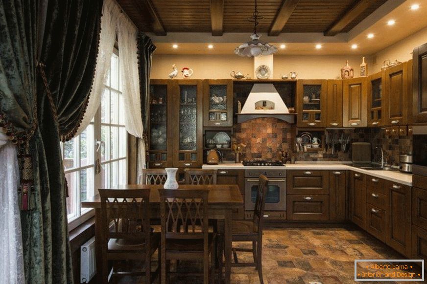 Кујна со дрвен таван
