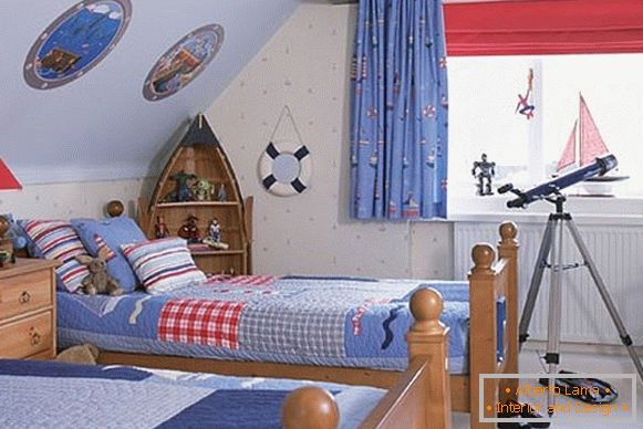 интересен ентериер на детска спална соба за момчиња на таванот