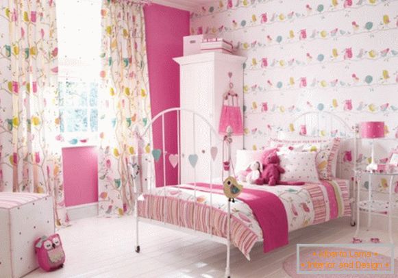 милый розаовы внатрешноста на детската спална соба для девочки