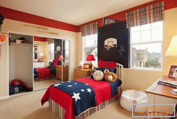 внатрешноста на детската спална соба для мальчика в американском стиле