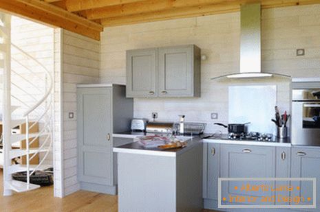 Кујна во мала дрвена куќа