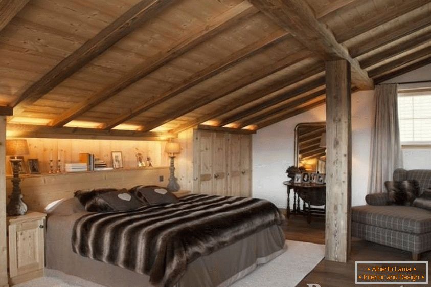 Спална соба со мансардни дрвени тавани