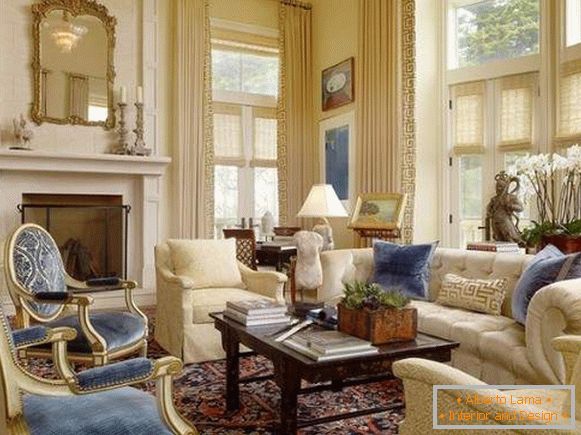 Луксузен ентериер на дневна соба во приватна куќа во стил на класика