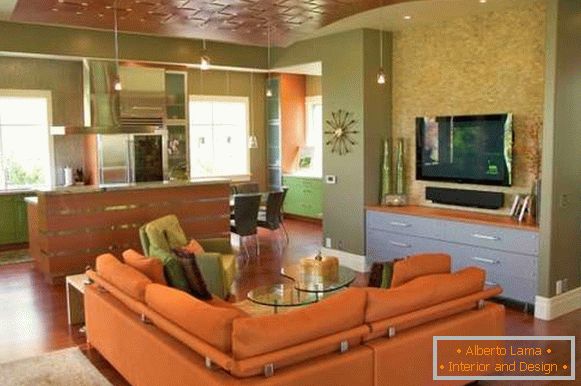 Портокалово зелена внатрешност на кујната на дневната соба во приватна куќа